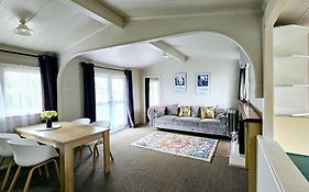 Cosy Lockwood Cottage In Town